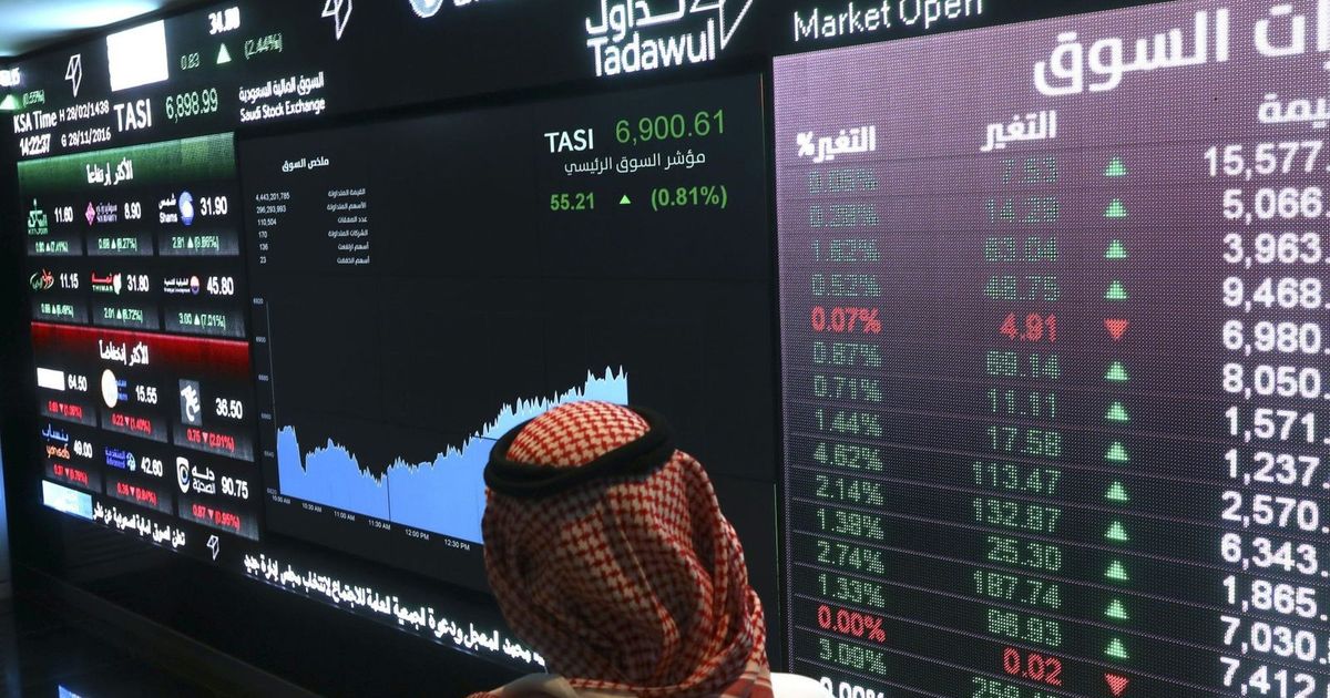 بورصة السعودية تتراجع رغم التفاؤل برفع القيود عن المستثمرين الأجانب 