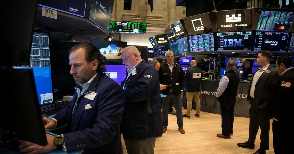 "وول ستريت" ترى أسهم القطاعات الدورية مرشحة للصعود 