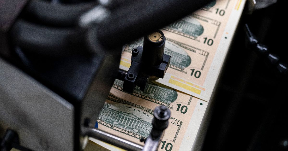 الدولار يتجه لأقوى أداء أسبوعي في شهرين مع ضعف رهانات خفض الفائدة