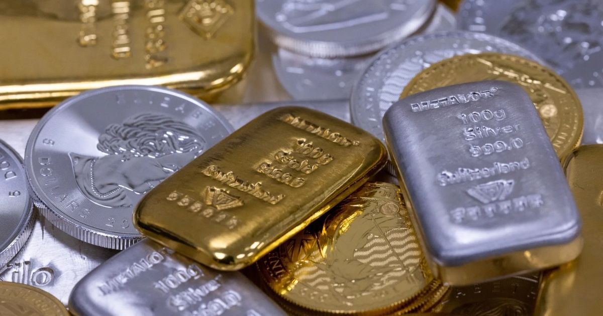 سعر الذهب قرب ذروته التاريخية والفضة تكسر مستواها القياسي