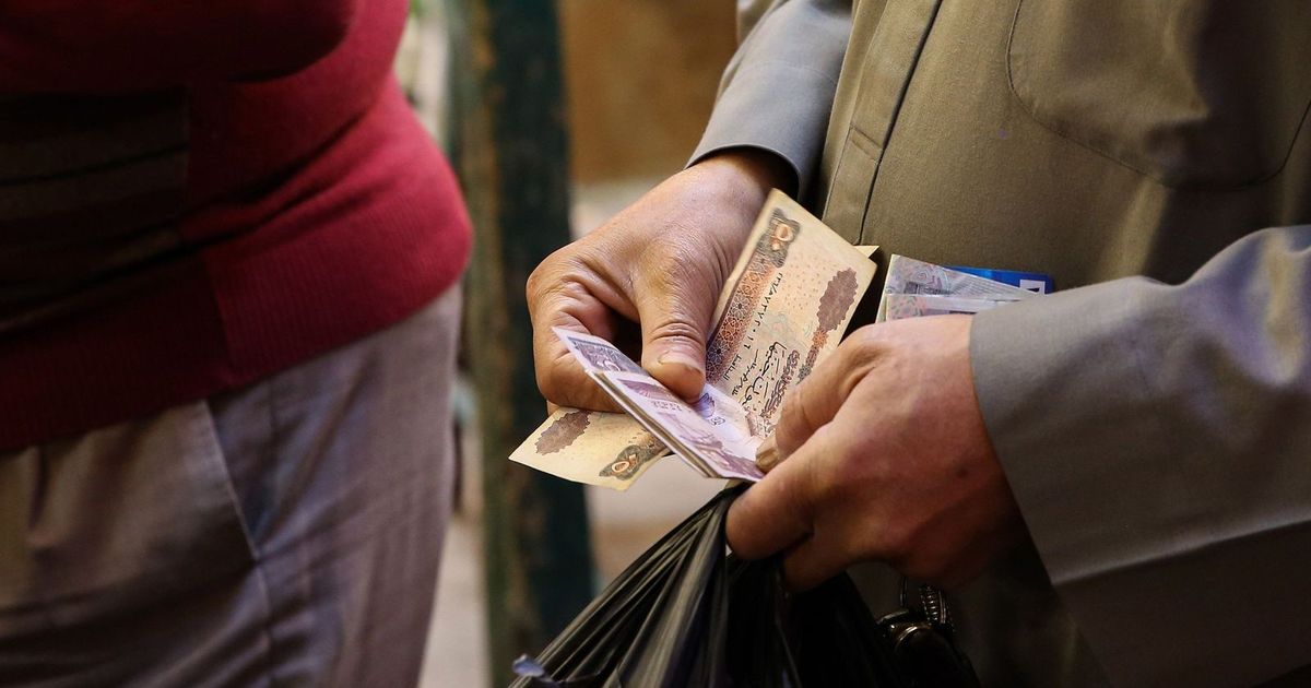 كيف يؤثر خفض أسعار الفائدة على الاقتصاد المصري في 2025؟