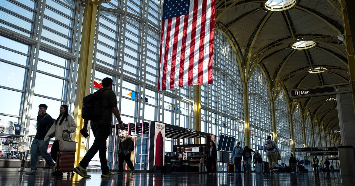 قاضٍ يطيح برسوم ترمب على تأشيرات "H-1B" 