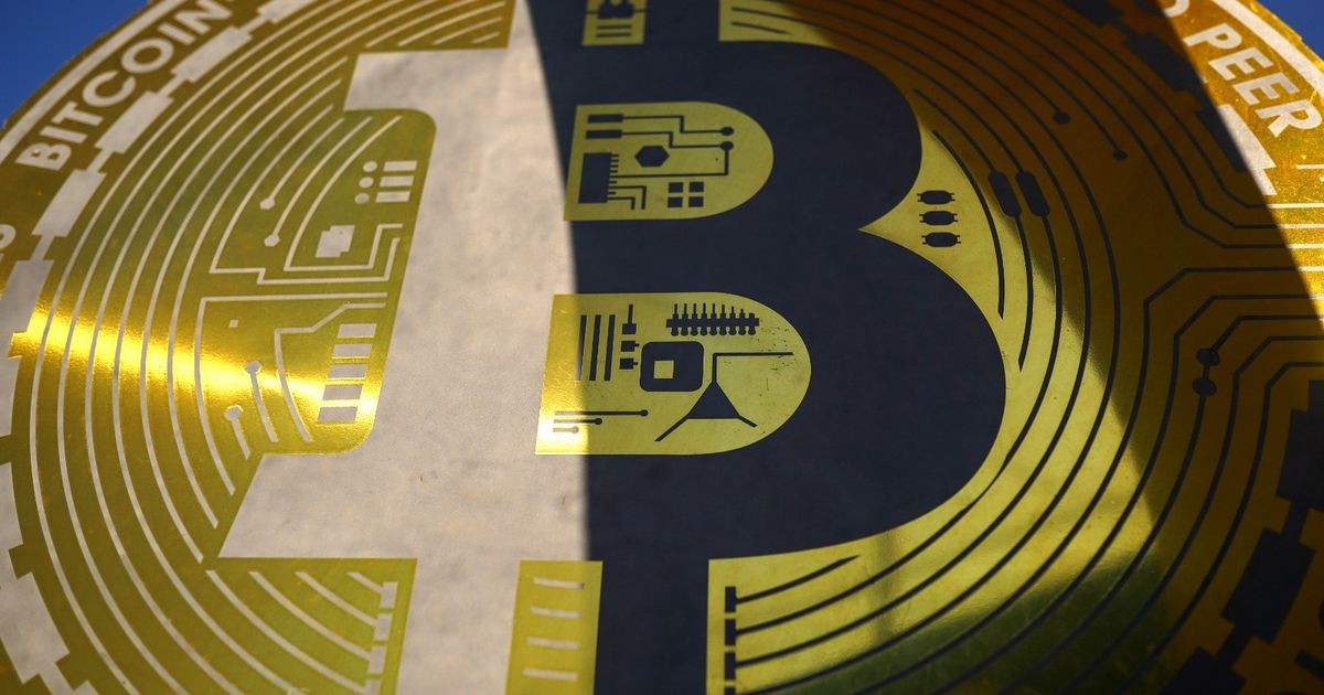 بتكوين تميل للهبوط مع تصدي البائعين الجدد لمحاولات صعودها