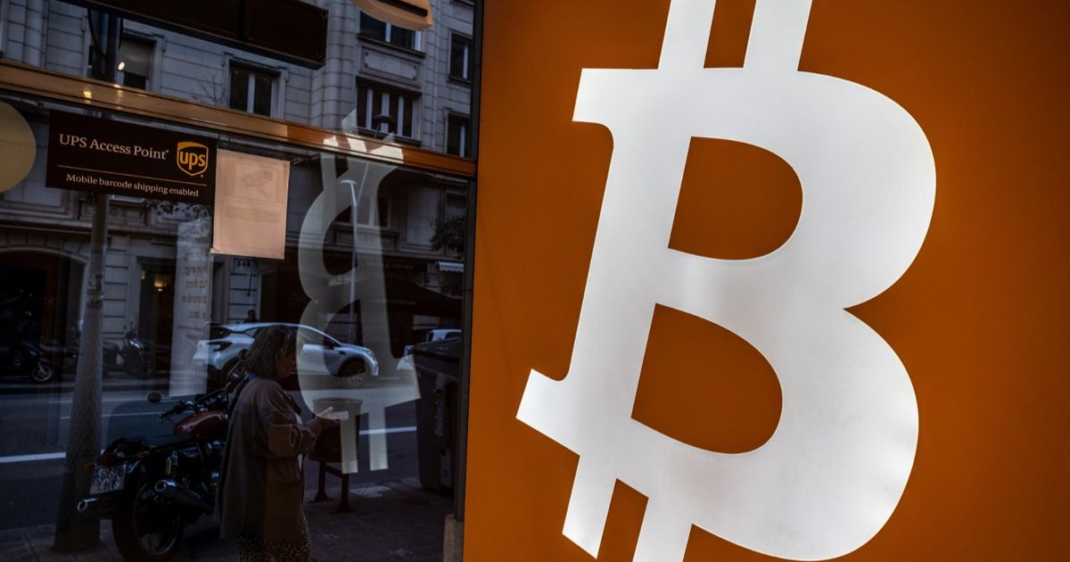 ″بتكوين” تقترب من ملامسة مستوى 100 ألف دولار