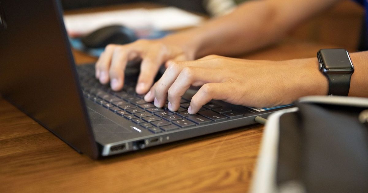 هل نقف متفرجين فيما يحل الطلاب واجباتهم بلا جهد يذكر؟ 