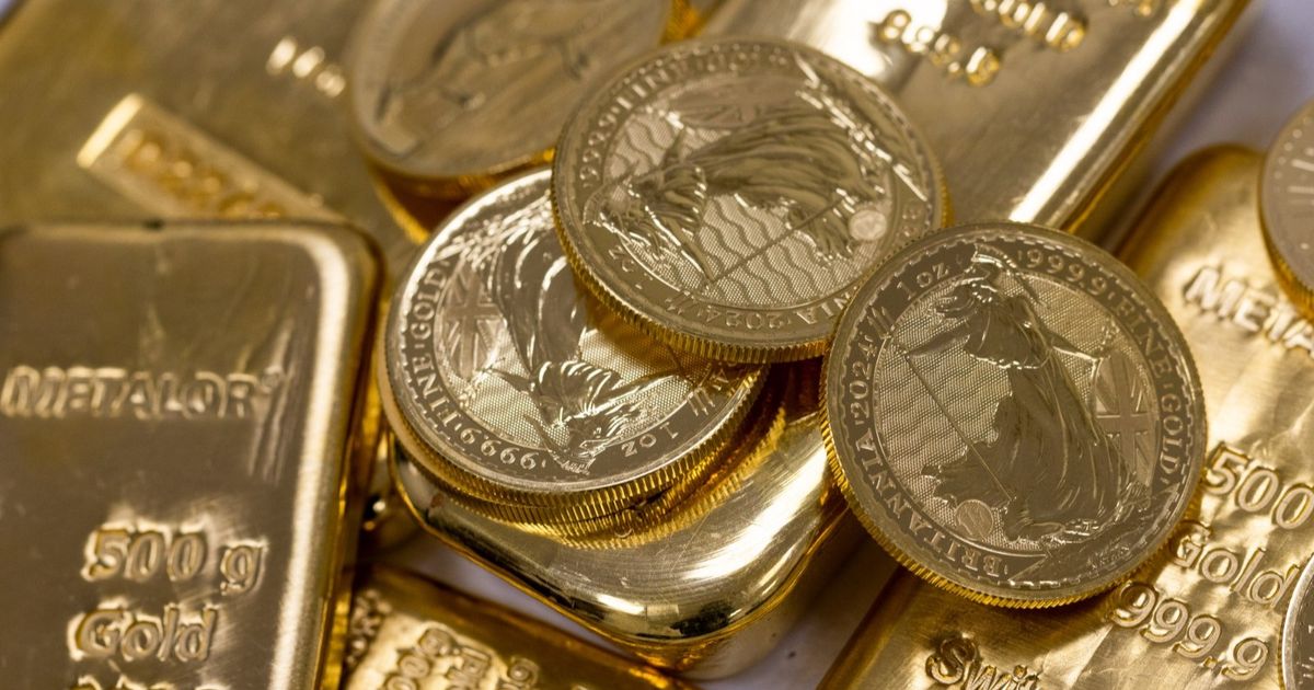 كيف تسهم جاذبية الذهب كملاذ آمن في ارتفاع سعره؟ وما الذي يخفضه؟ 