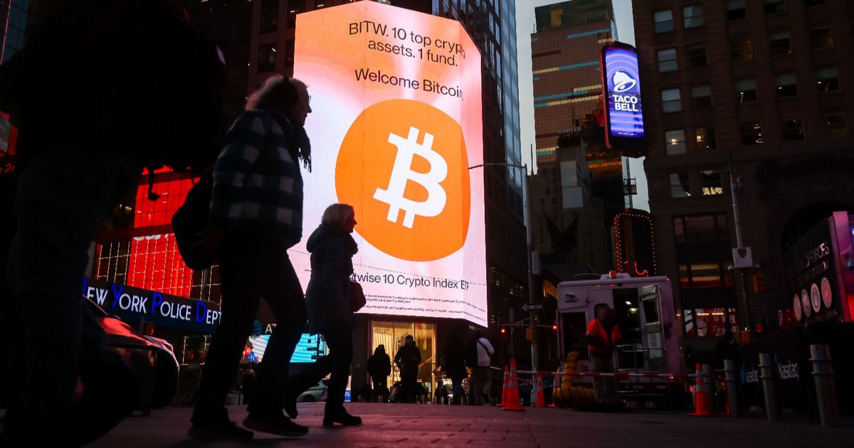بتكوين تحت ضغط مزدوج من نزوح الصناديق ومخاوف الفائدة 