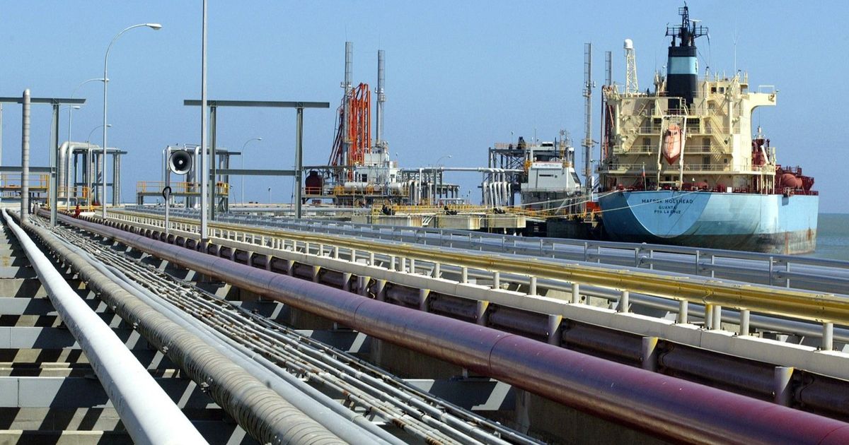 ناقلة النفط المحتجزة قرب فنزويلا متورطة في نقل الخام الإيراني 