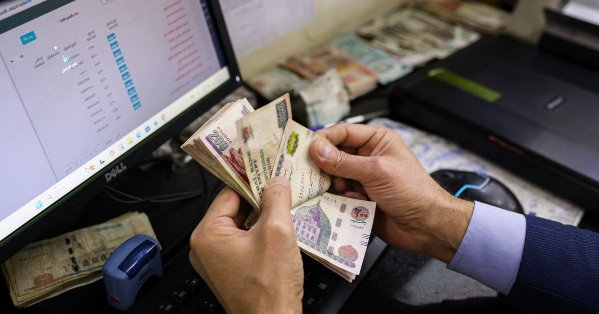 ارتفاع توظيف الودائع بالجنيه يشعل المنافسة بين البنوك المصرية 