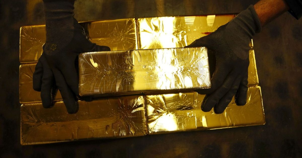 تداولات باهتة تدفع سعر الذهب للابتعاد عن مستوى 4900 دولار 