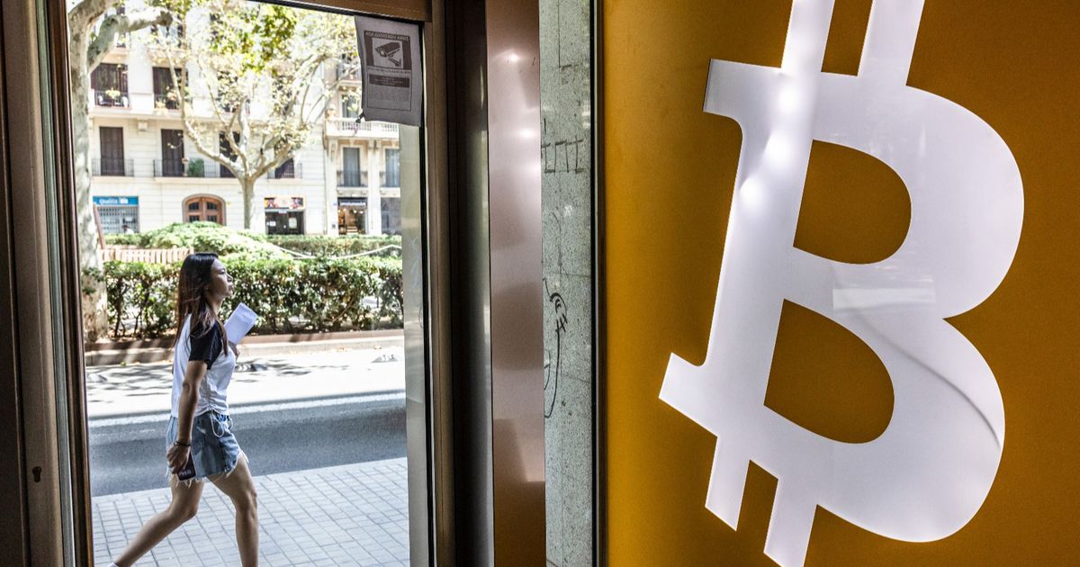 موجة رهانات ضخمة ترفع "بتكوين" إلى ذروة تاريخية