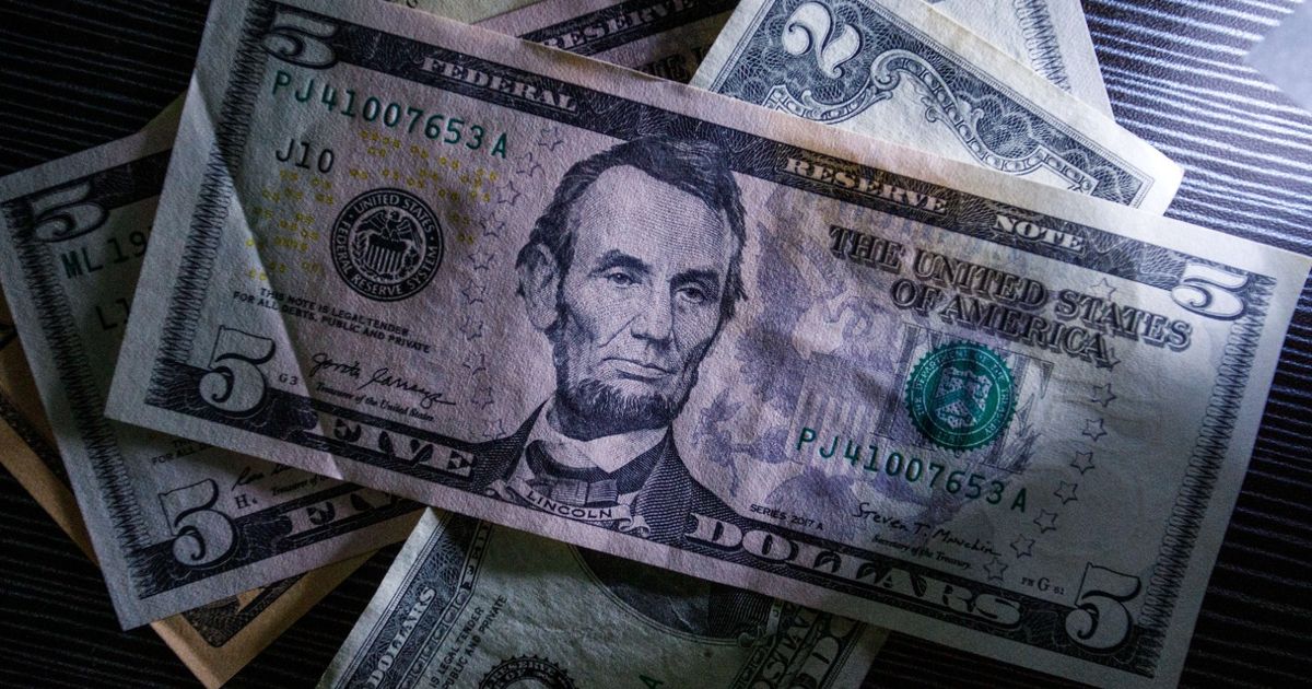 تبني ترمب لضعف الدولار يشعل رهانات على مسار هبوطي جديد 