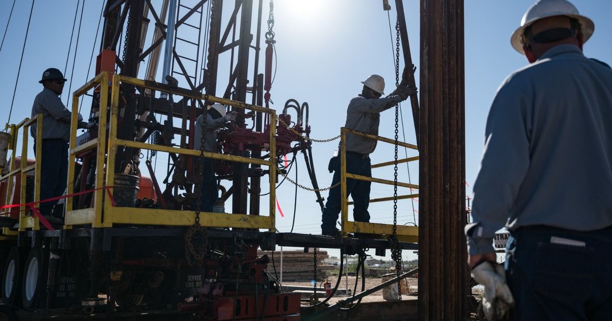 التصعيد الأميركي ضد روسيا وفنزويلا يدعم أسعار النفط