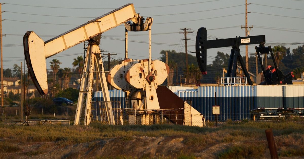 Oil prices continue to fall after Israel avoids targeting Iranian oil