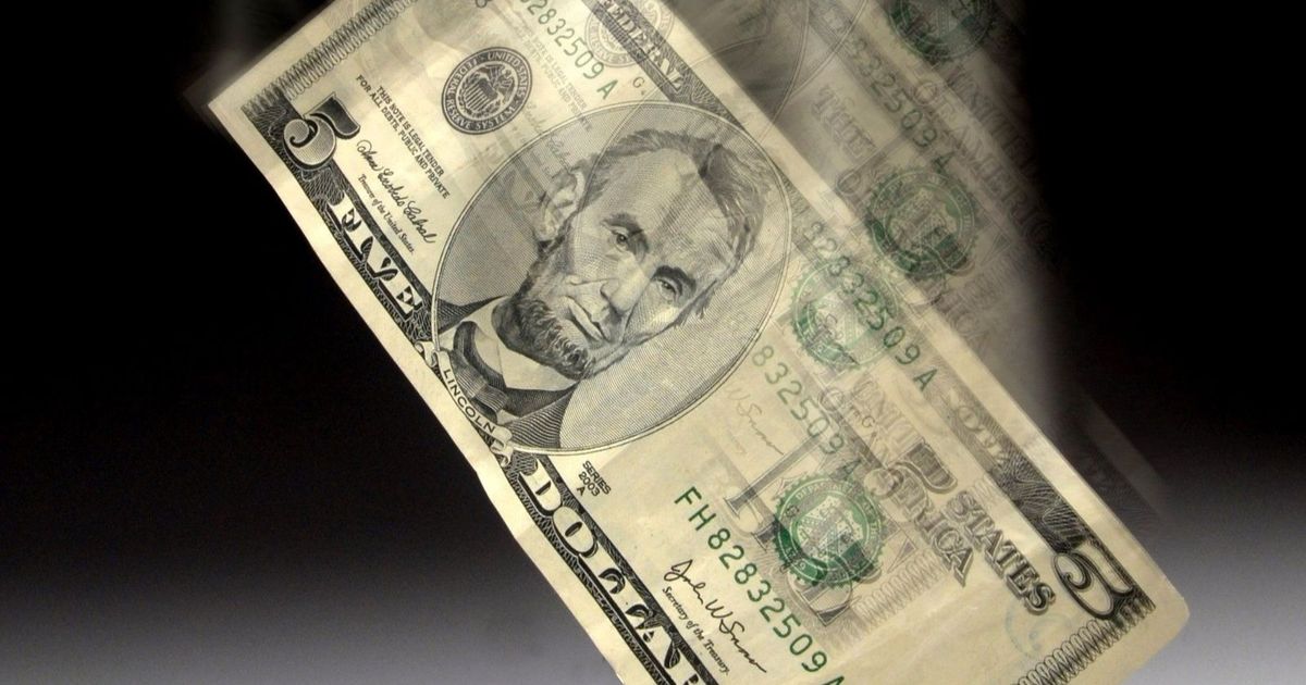 الدولار تحت الضغط.. هل بدأت قواعد هيمنته تتغير؟ 