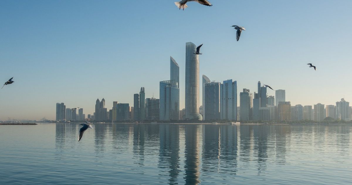 "أكسايت" تستحوذ على حصة أسترالية وتوسع نفوذ "لونايت" 