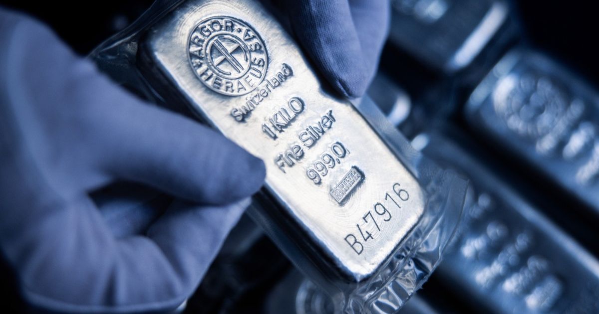 سعر الفضة يقفز لأعلى مستوياته منذ عقود متجاوزاً 50 دولاراً للأونصة