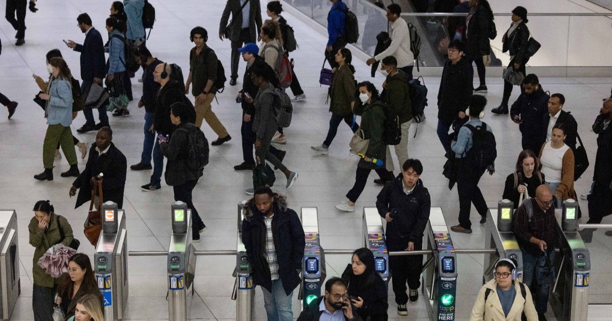 الدولار يتجه لخسارته الأسبوعية الخامسة بعد بيانات وظائف تدعم خفض الفائدة