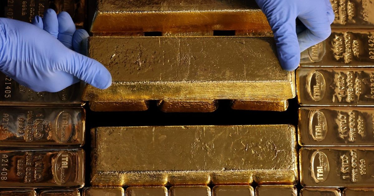 سعر الذهب يقترب من مستوى قياسي بعد بيانات التضخم الأميركي