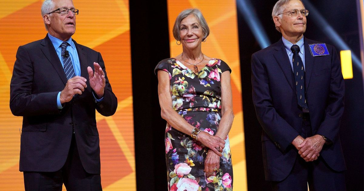 عائلة والتون تدخل قائمة أغنى 10 أشخاص مع تراجع هوانغ من "إنفيديا" 