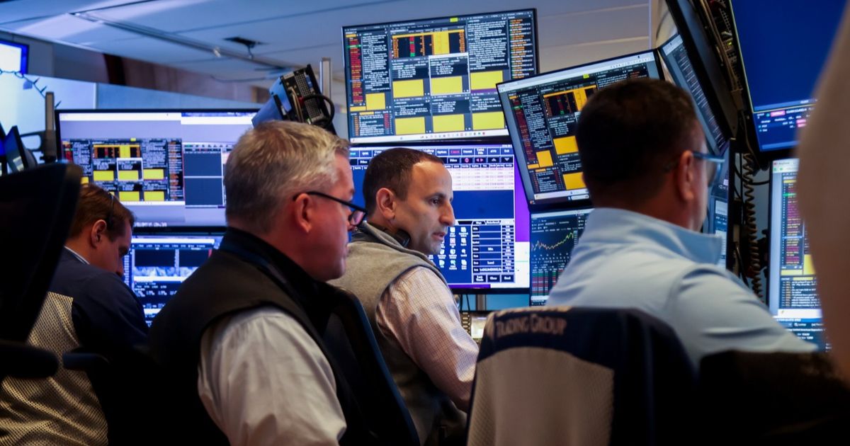 الأسهم الأميركية ترتفع قرب مستوى قياسي بعد تعديل بيانات الوظائف