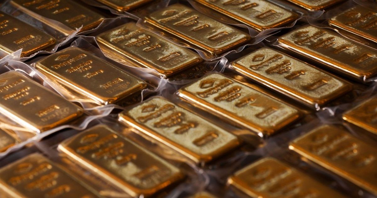 الذهب يتراجع مع صعود الدولار وسط بيانات أميركية وتوترات تجارية