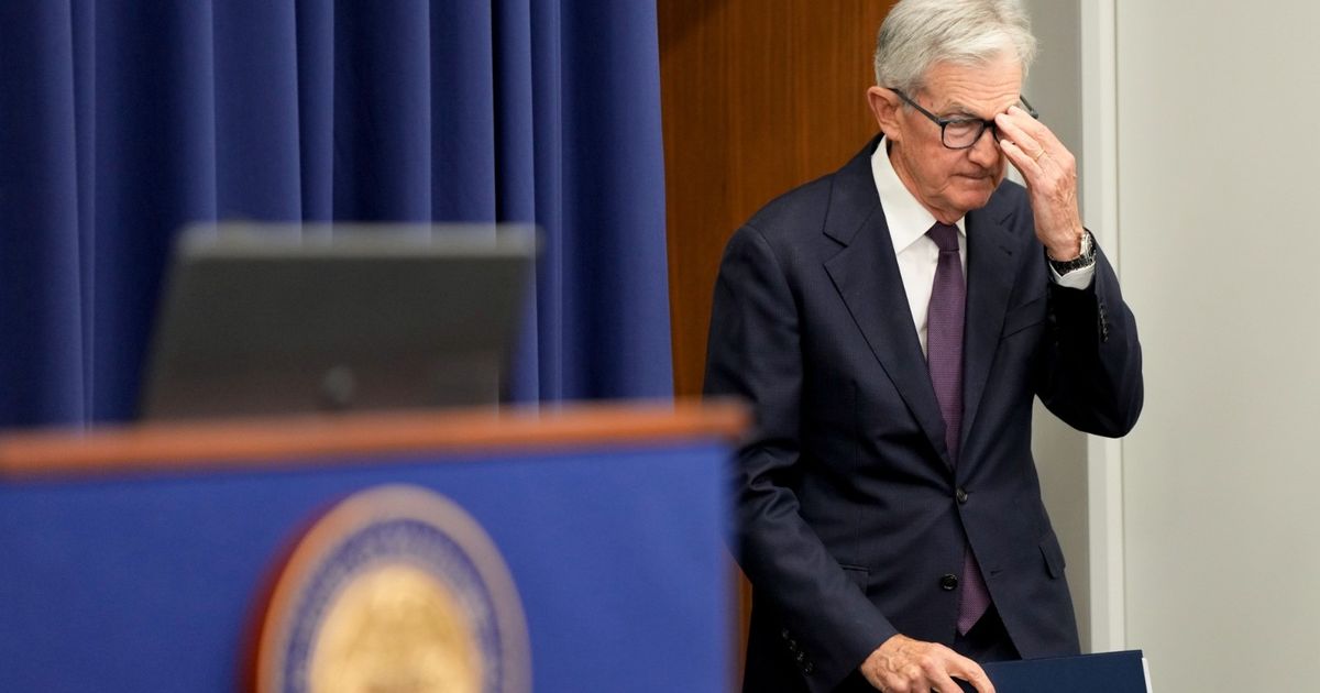 الأسهم الأميركية تتراجع بعد تحذير باول من تقلبات سوق العمل