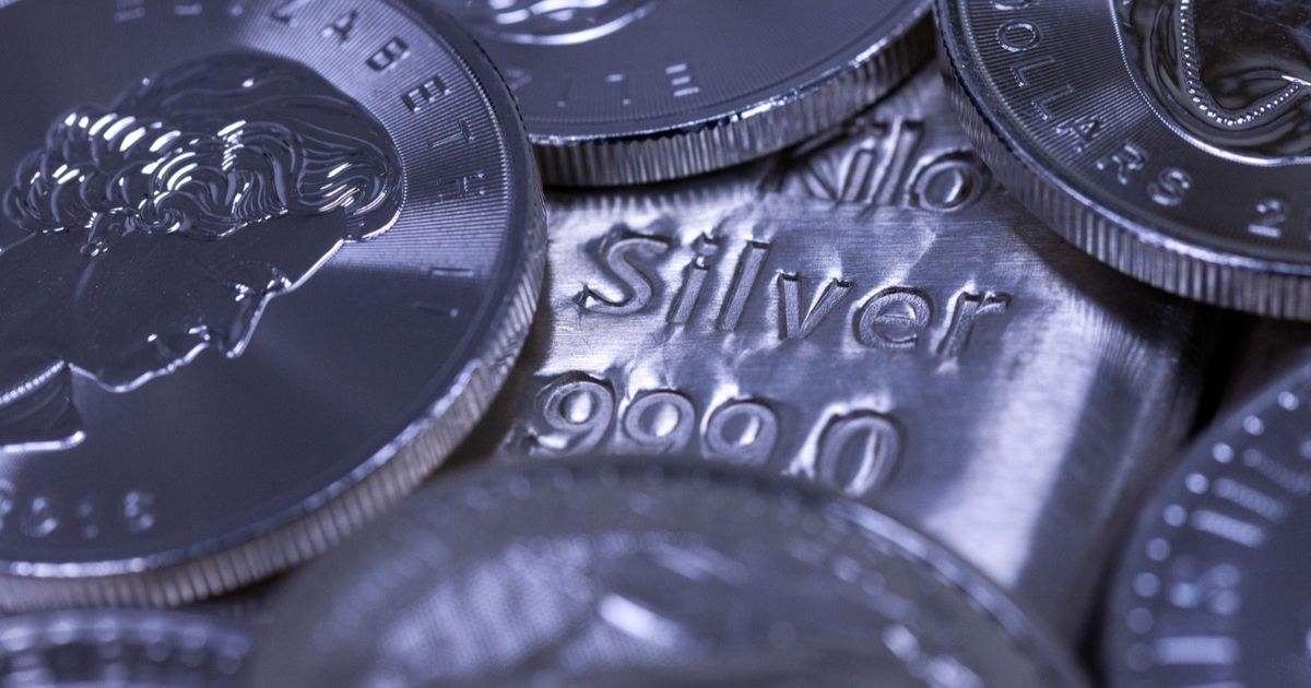 الفضة تتجاوز 64 دولاراً والذهب يصعد وسط رهان على خفض الفائدة في 2026