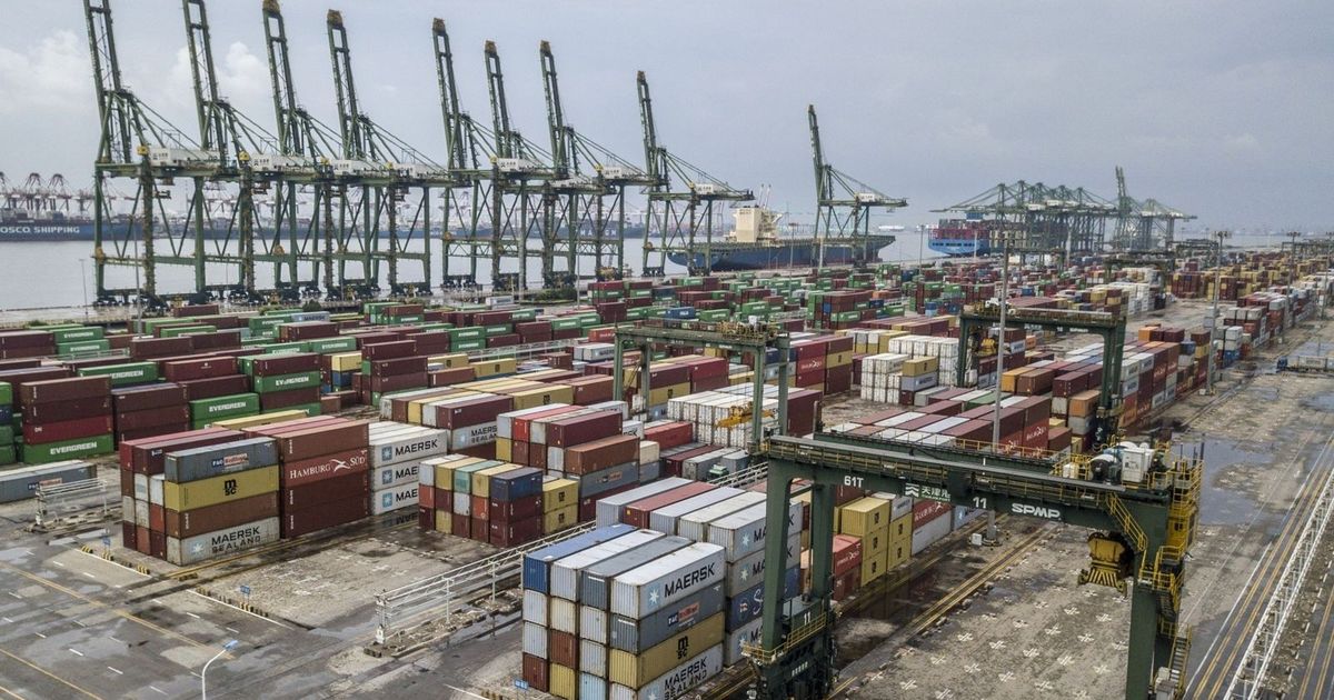 الصين تخفض استردادات ضريبية لكبح الصادرات وتهدئة التوترات 