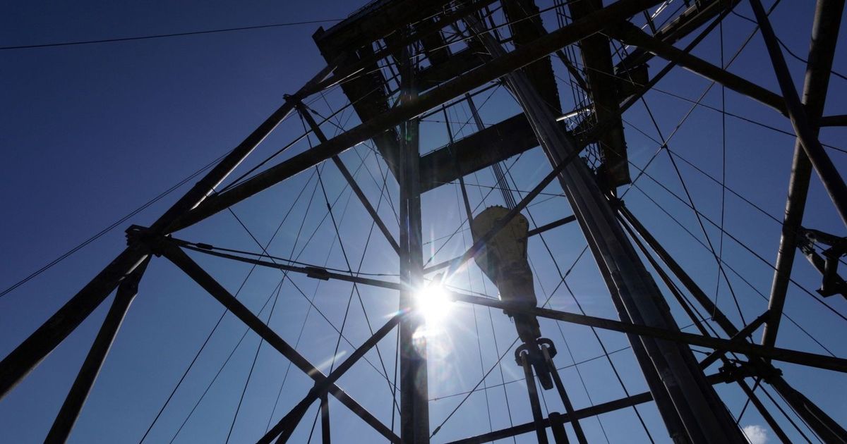 النفط يستقر بين ضغوط الفائض ودعم التوترات الجيوسياسية 