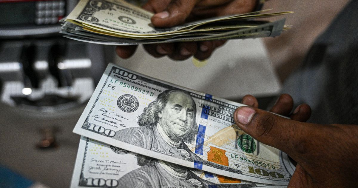 الدولار تحت الضغط.. و"جيه بي مورغان": التحوط من تراجعه يتزايد 