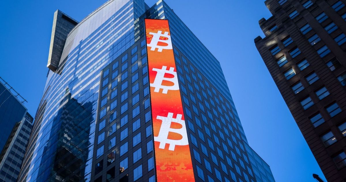 بتكوين ترتفع قليلاً مع تنامي مخاوف الأسواق من تهديدات ترمب 