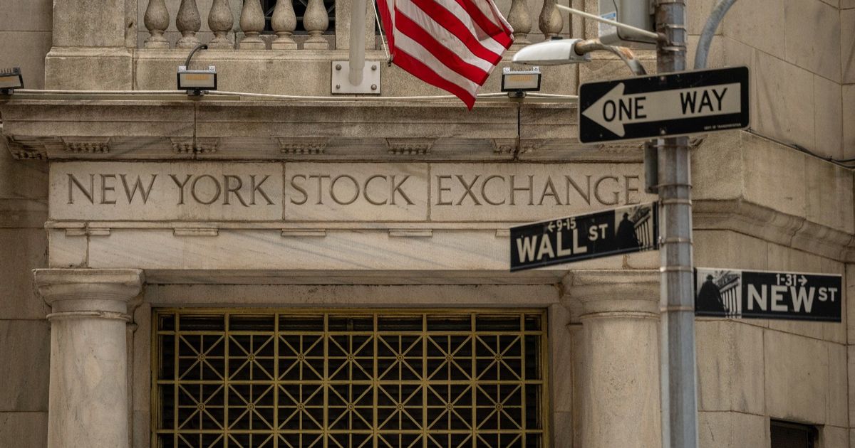 التقلبات تعصف بـ"وول ستريت" وسط موجة بيع في أسهم التكنولوجيا