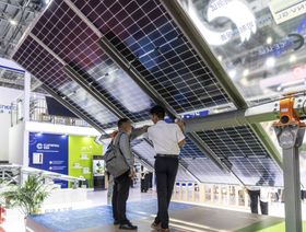 ألواح شمسية معروضة في جناح شركة "كلينرجي تكنولوجي" في المعرض الدولي لتوليد الطاقة الكهروضوئية ومعرض الطاقة الذكية في شنغهاي - المصدر: بلومبرغ