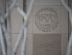 شعار صندوق النقد الدولي على جدار خارج مقر الصندوق في واشنطن العاصمة، الولايات المتحدة - المصور: أندرو هارير / بلومبرغ