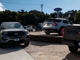 سيارات معروضة للبيع لدى وكيل "فورد" في كولما، كاليفورنيا، الولايات المتحدة - المصدر: بلومبرغ