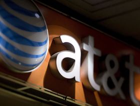 الجدول الزمني لصعود وانحدار \"AT&T\" عملاقة الإعلام الأمريكية