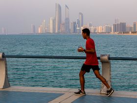 أبوظبي تُعيد فتح أبوابها أمام السياح الأجانب