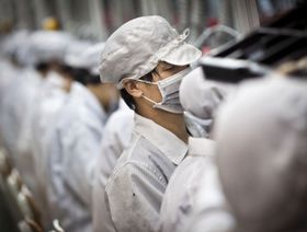 يعمل موظفو شركة "هون هاي بريسيشن"  على طول خط إنتاج في مجمع للعلوم والتكنولوجيا، الصين - المصدر: بلومبرغ