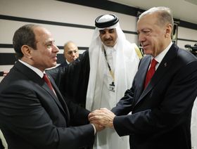 مصر وتركيا تتطلعان لصفحة جديدة بعد مصافحة السيسي وأردوغان