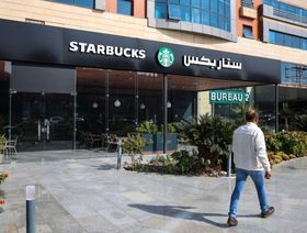 أول انخفاض فصلي بمبيعات \"ستاربكس\" منذ 2020 وسط عزوف عالمي