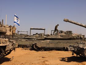 دبابات إسرائيلية بالقرب من معبر حدودي مع جنوب قطاع غزة - المصدر: بلومبرغ