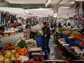 بائعون في سوق أورتاكوي في إسطنبول، تركيا يوم الخميس 6 أبريل 2023 - المصدر: بلومبرغ
