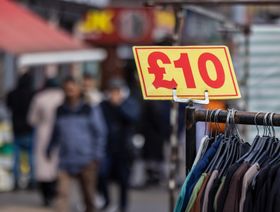 لافتة تشير إلى سعر قطع الملابس في كشك بالسوق الواقع بحي تاور هامليتس، لندن، المملكة المتحدة - المصدر: بلومبرغ