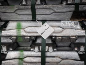 علامة "صنع في روسيا" على سبائك الألمنيوم في مسبك في مصهر خاكاس للألمنيوم الذي تديره شركة "يونايتد كو روسال"، في سايانوغورسك، روسيا، يوم الأربعاء 26 مايو  2021. - المصدر: بلومبرغ