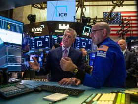 رئيس مجلس النواب الأميركي كيفن مكارثي، جمهوري من كاليفورنيا، في الوسط، يتحدث مع متعامل في قاعة التداول ببورصة نيويورك (NYSE) في نيويورك، الولايات المتحدة، يوم الإثنين 17 أبريل 2023. - المصدر: بلومبرغ