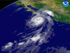صورة عبر القمر الصناعي صادرة عن الإدارة الوطنية للمحيطات والغلاف الجوي تظهر الاعصار "أوتيس" يتجه شمال غرب فوق الطرف الجنوبي الغربي لكاليفورنيا في 30 سبتمبر 2005 - المصدر: غيتي إيمجز