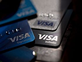تجهيز بطاقات الائتمان والخصم الخاصة بشركة "فيزا" لالتقاط صورة فوتوغرافية في واشنطن العاصمة بالولايات المتحدة - المصدر: بلومبرغ