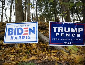 لوحتان دعائيتان تؤيدان جو بايدن المرشح الديمقراطي والرئيس دونالد ترمب إلى جانب أحد الطرق في ولاية بنسلفانيا الأميركية - المصدر: بلومبرغ