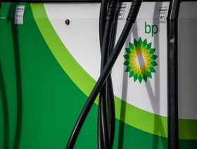 شعار شركة "بي بي" على مضخة وقود في محطة بنزين، المملكة المتحدة - المصدر: بلومبرغ